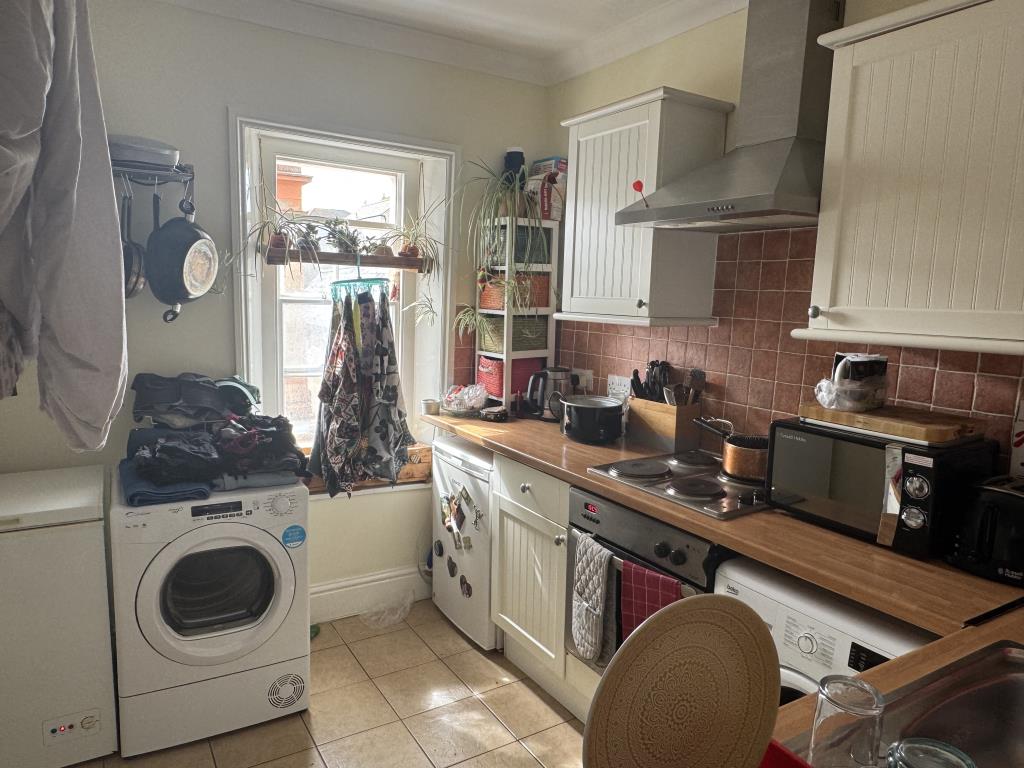 Lot: 99 - FREEHOLD BLOCK OF THREE TOWN CENTRE FLATS FOR INVESTMENT - Flat 3 Kitchen